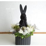 Moderne Osterdekoration mit schwarzem Hasen – Kreative Frühlings-Tischdeko