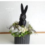 Moderne Osterdekoration mit schwarzem Hasen – Kreative Frühlings-Tischdeko