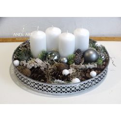 Króm-fehér adventi asztaldísz.