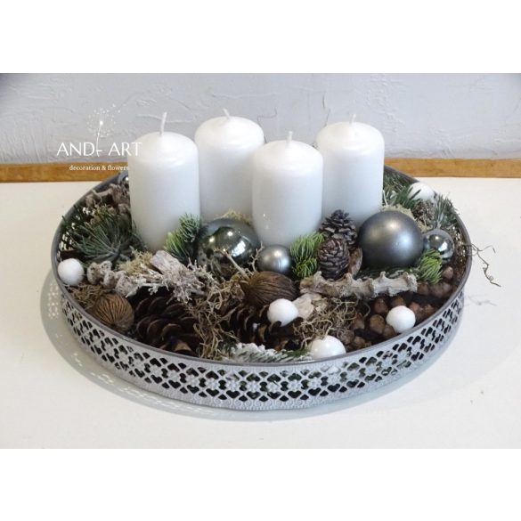 Króm-fehér adventi asztaldísz.