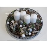 Króm-fehér adventi asztaldísz.