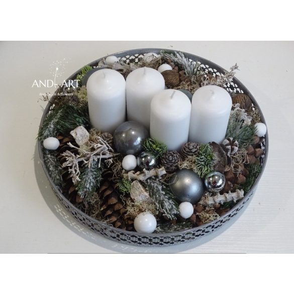 Króm-fehér adventi asztaldísz.