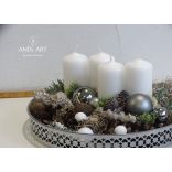 Króm-fehér adventi asztaldísz.