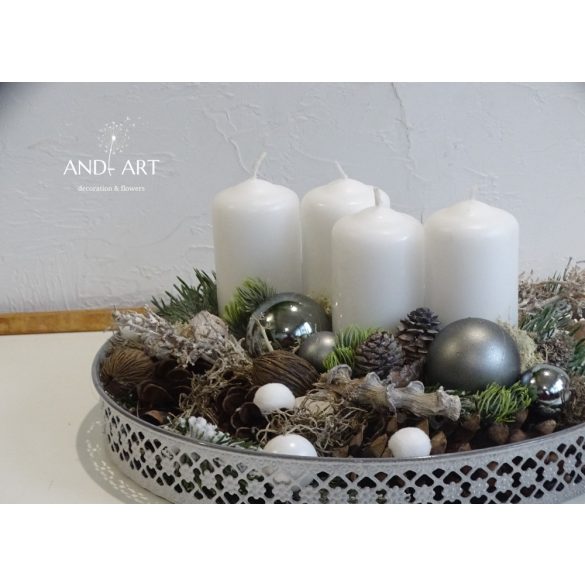 Króm-fehér adventi asztaldísz.