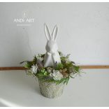 Moderne Osterdekoration mit großem weißen Hasen – Frühlingshafte Tischdeko