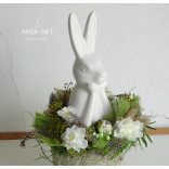 Moderne Osterdekoration mit großem weißen Hasen – Frühlingshafte Tischdeko