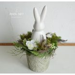 Moderne Osterdekoration mit großem weißen Hasen – Frühlingshafte Tischdeko