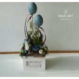 Frühlings-Osterdekoration mit grauem Hasen – Weiße Holzbox mit Blumen und Beton-Eiern