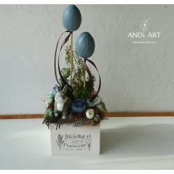   Frühlings-Osterdekoration mit grauem Hasen – Weiße Holzbox mit Blumen und Beton-Eiern