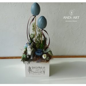Frühlings-Osterdekoration mit grauem Hasen – Weiße Holzbox mit Blumen und Beton-Eiern