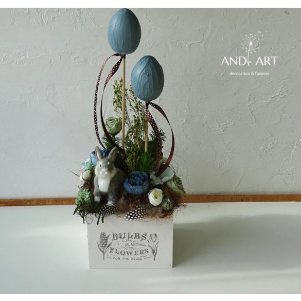 Frühlings-Osterdekoration mit grauem Hasen – Weiße Holzbox mit Blumen und Beton-Eiern