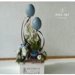 Frühlings-Osterdekoration mit grauem Hasen – Weiße Holzbox mit Blumen und Beton-Eiern