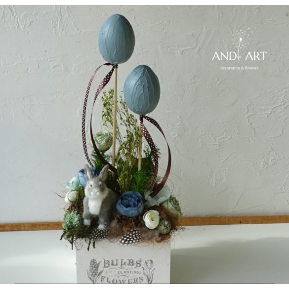 Frühlings-Osterdekoration mit grauem Hasen – Weiße Holzbox mit Blumen und Beton-Eiern