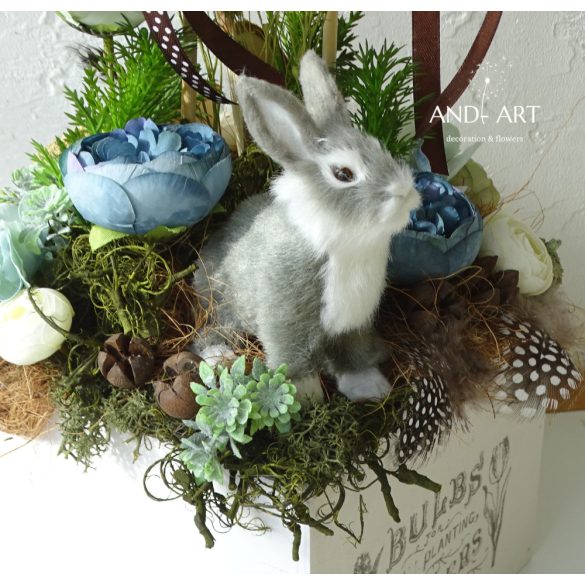 Frühlings-Osterdekoration mit grauem Hasen – Weiße Holzbox mit Blumen und Beton-Eiern