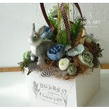 Frühlings-Osterdekoration mit grauem Hasen – Weiße Holzbox mit Blumen und Beton-Eiern