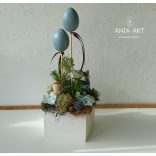 Frühlings-Osterdekoration mit grauem Hasen – Weiße Holzbox mit Blumen und Beton-Eiern