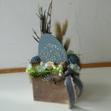 Oster-Tischdekoration mit einzigartigem Holz-Ei. Verschiedene Farben.