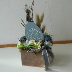   Oster-Tischdekoration mit einzigartigem Holz-Ei. Verschiedene Farben.