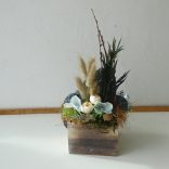 Oster-Tischdekoration mit einzigartigem Holz-Ei. Verschiedene Farben.