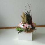 Oster-Tischdekoration mit einzigartigem Holz-Ei. Verschiedene Farben.